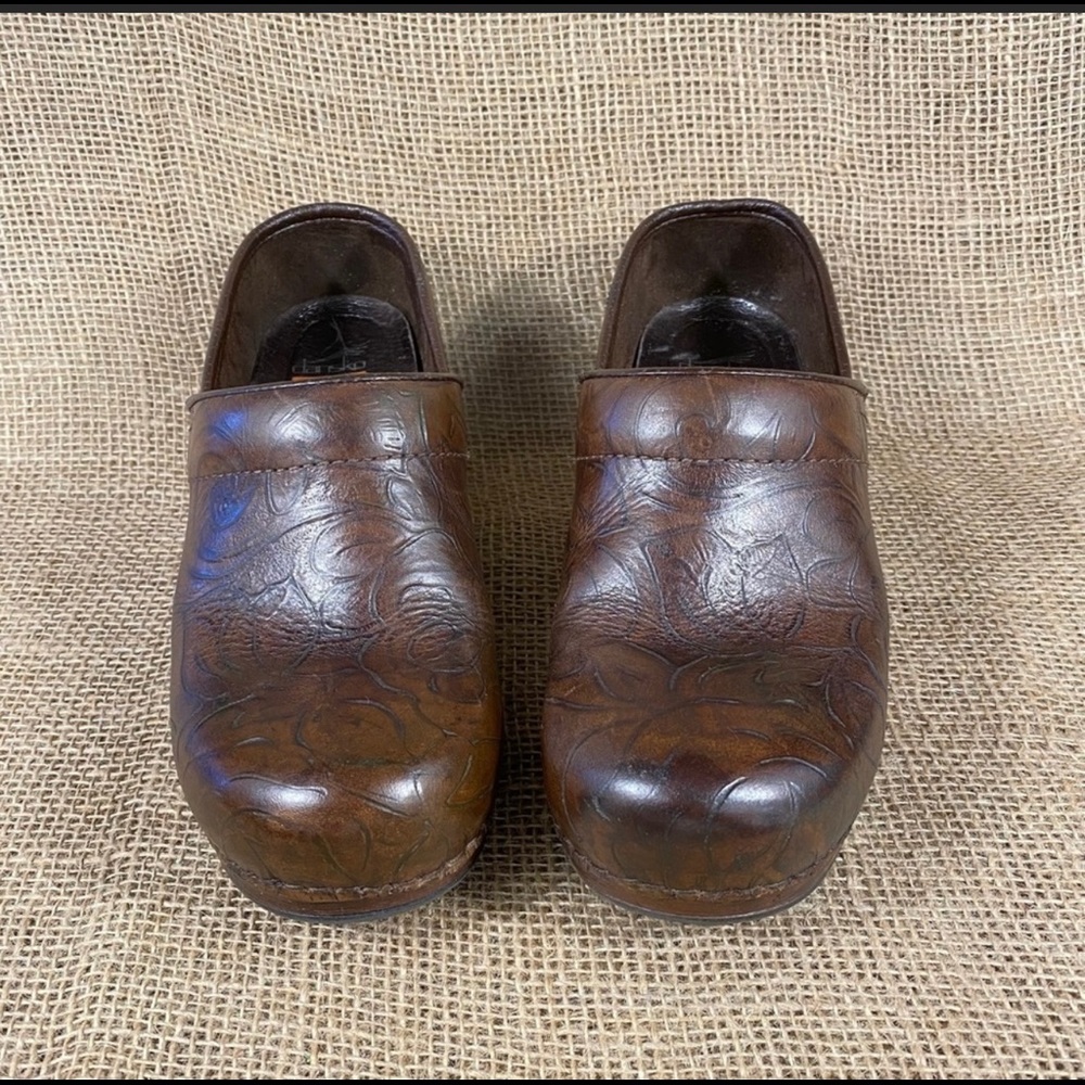 Dansko clogs brown leather slip resistant embossed women’s size 7.5 - 8  Eu 38